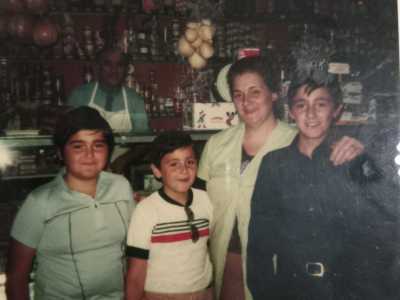 L� Donato, che aveva cinque anni, si avvicin� al mestiere coi suoi fratelli maggiori Mimmo e Lorenzo (Donato � quello in maglia bianca)